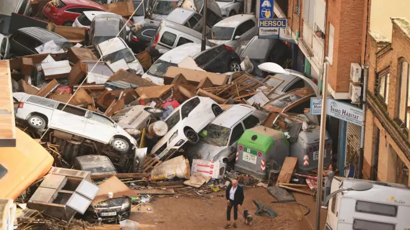 Inundaciones en Valencia dejan al menos 70 muertos; una de las peores catástrofes de España