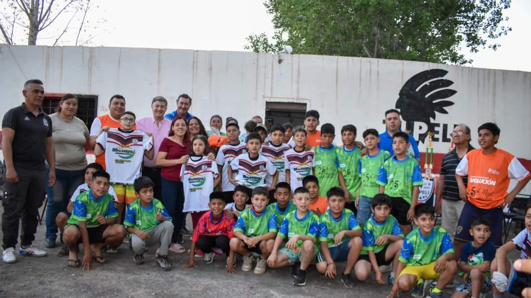 En 25 de Mayo, entregaron camisetas a la Escuela de Fútbol del Club Santa María Tupelí