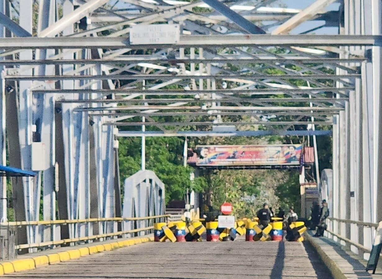 La dictadura de Nicolás Maduro cerró la frontera con Colombia y suspendió los vuelos entre ambos países por una supuesta “conspiración internacional”