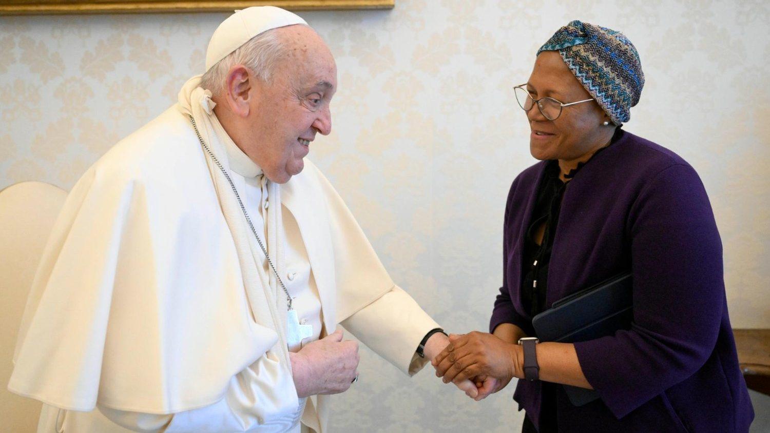 El Papa Francisco sufrió una caída y se lastimó el brazo