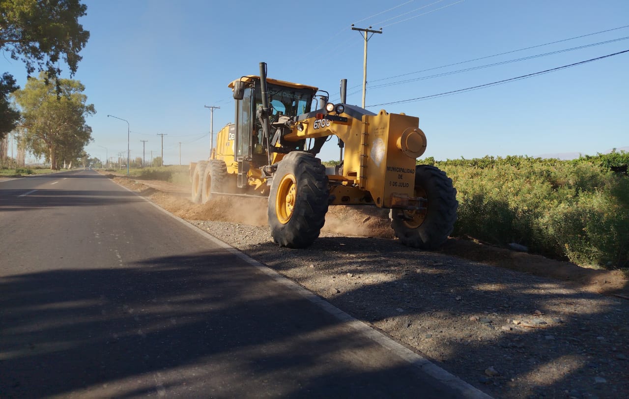 Limpieza y mantenimiento de banquinas en 9 de Julio