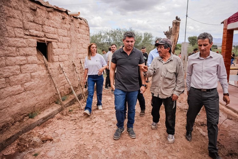 Orrego recorrió Jáchal para asistir a las familias afectadas por el temporal