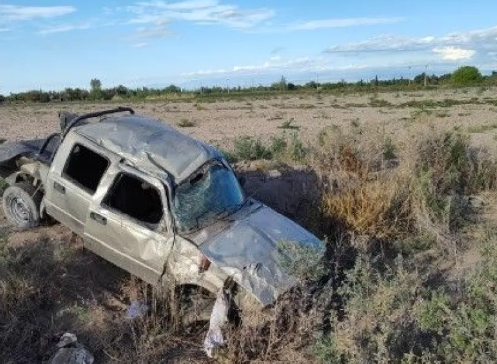 Una camioneta 4×4 volcó y un bebé debió ser trasladado de urgencia al Hospital Rawson