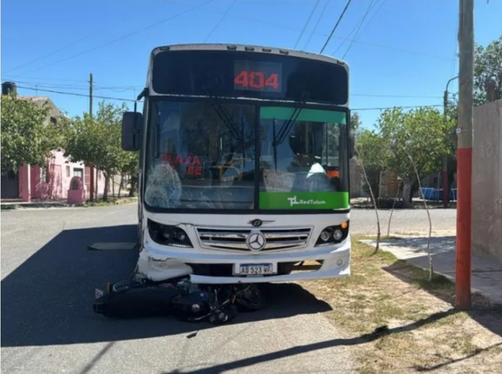 Dos hombres en moto fueron embestidos por un colectivo y sufrieron diversas lesiones