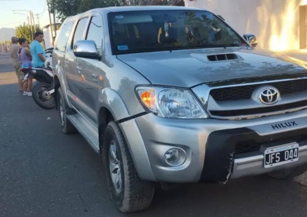 Dos hombres resultaron heridos tras ser impactados por una camioneta