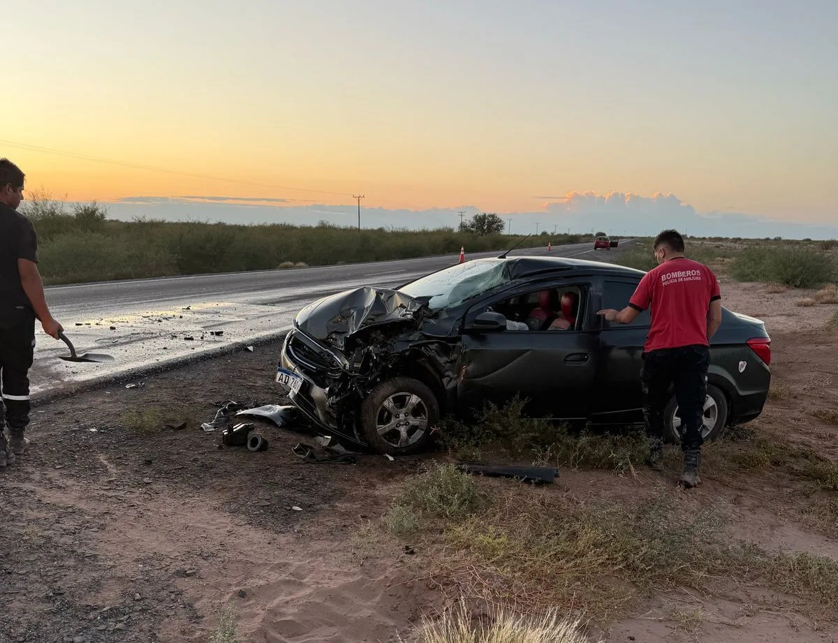 Un auto chocó con un camión en la Ruta 20: hay dos personas heridas