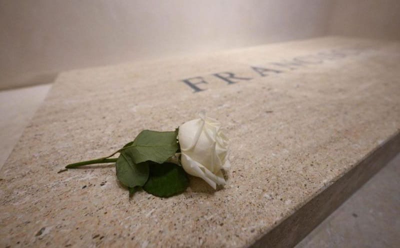 La emotiva historia detrás de la rosa blanca en la tumba de Francisco