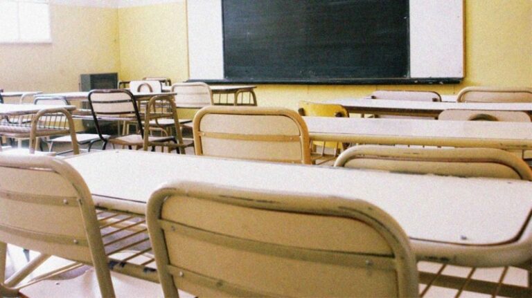 escuela bancos vacios