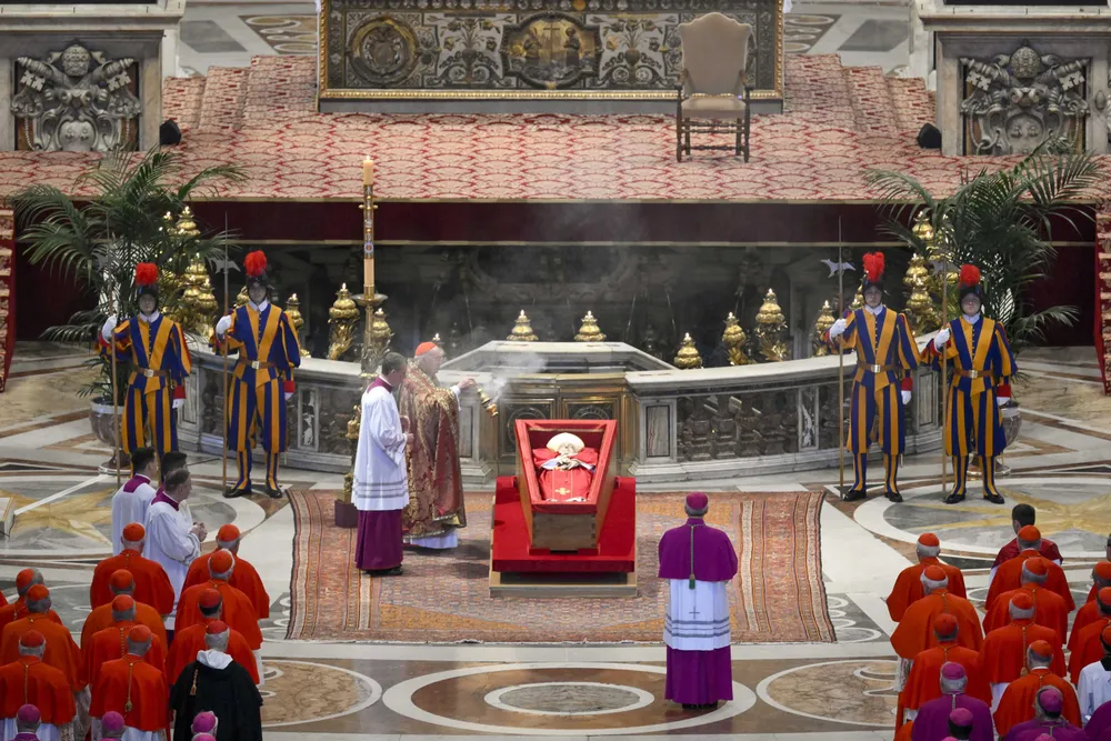 El Vaticano podría extender el horario para despedir al papa Francisco por la gran cantidad de fieles