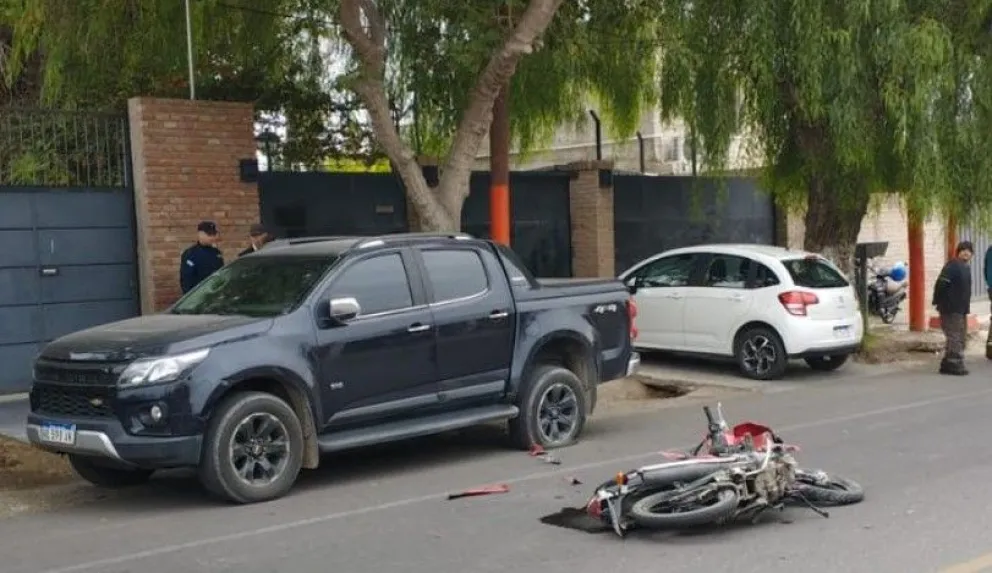 Grave accidente en Chimbas: dos motociclistas resultaron heridos tras chocar con un auto