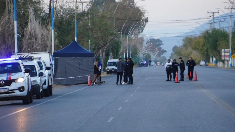 Un joven perdió la vida al chocar en moto contra una pilastra