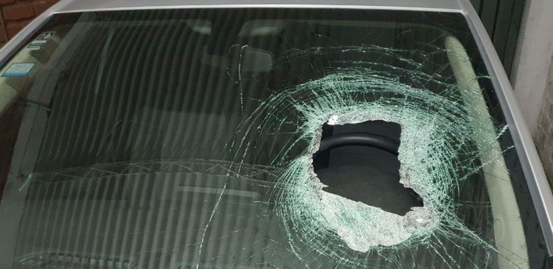 Fue atacada de una pedrada cuando circulaba con su auto