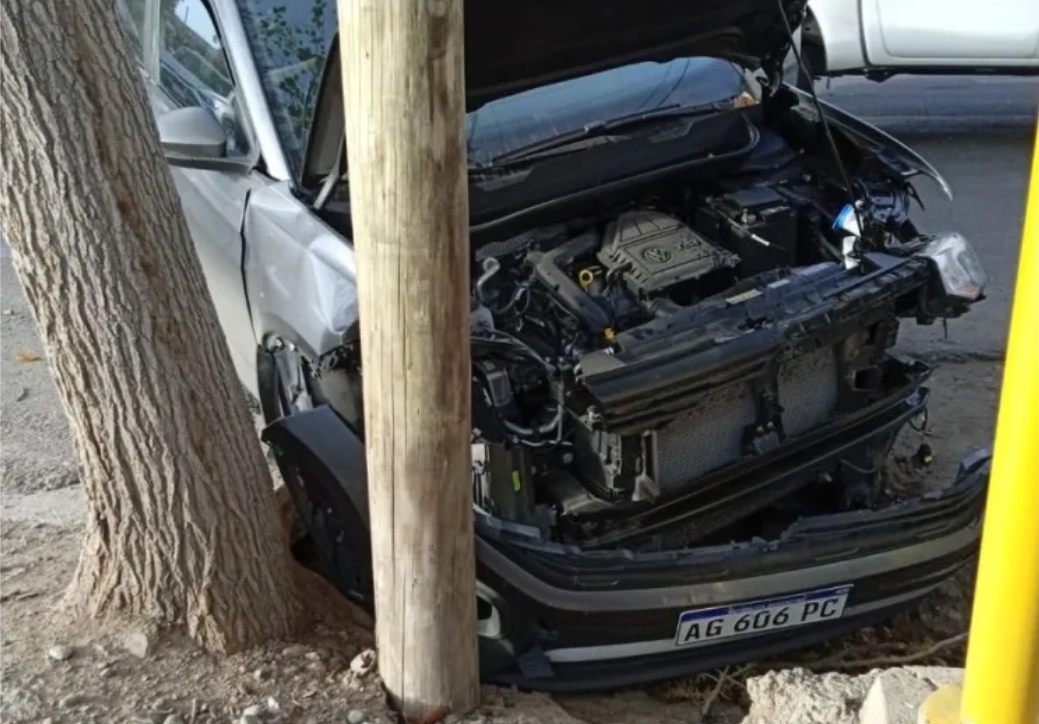 Fuerte choque: terminó con un auto contra un pilar