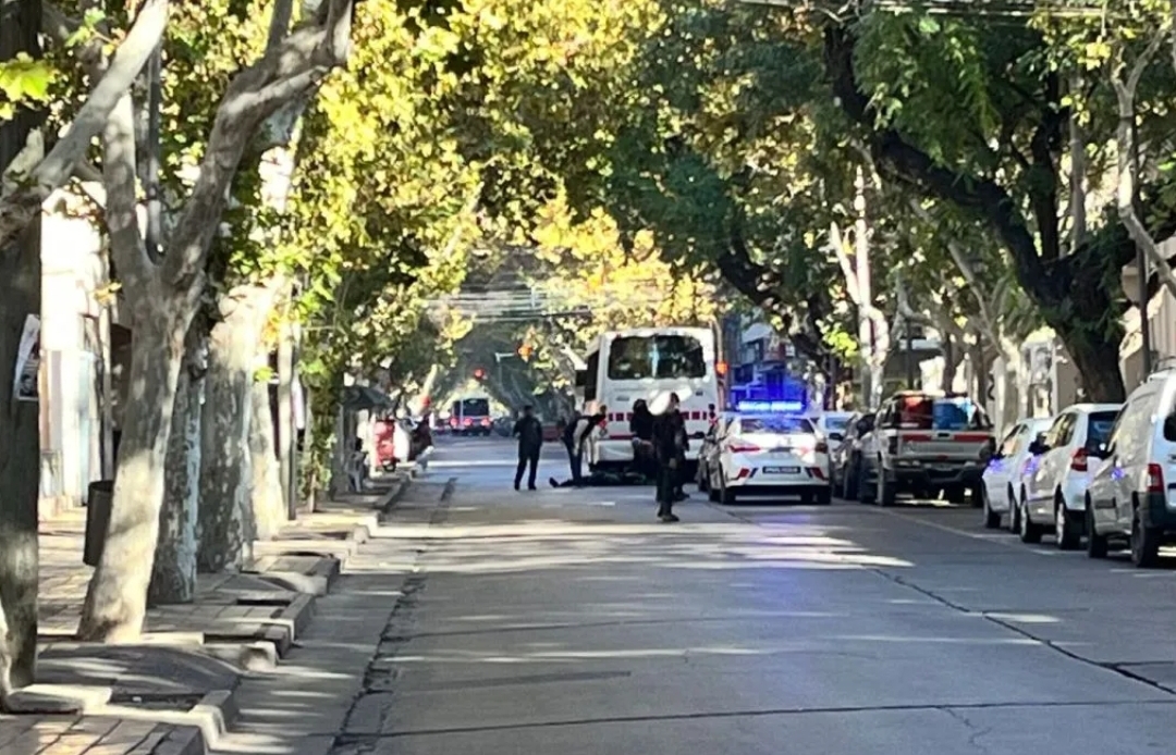 Tras un choque en el centro sanjuanino un motociclista terminó hospitalizado