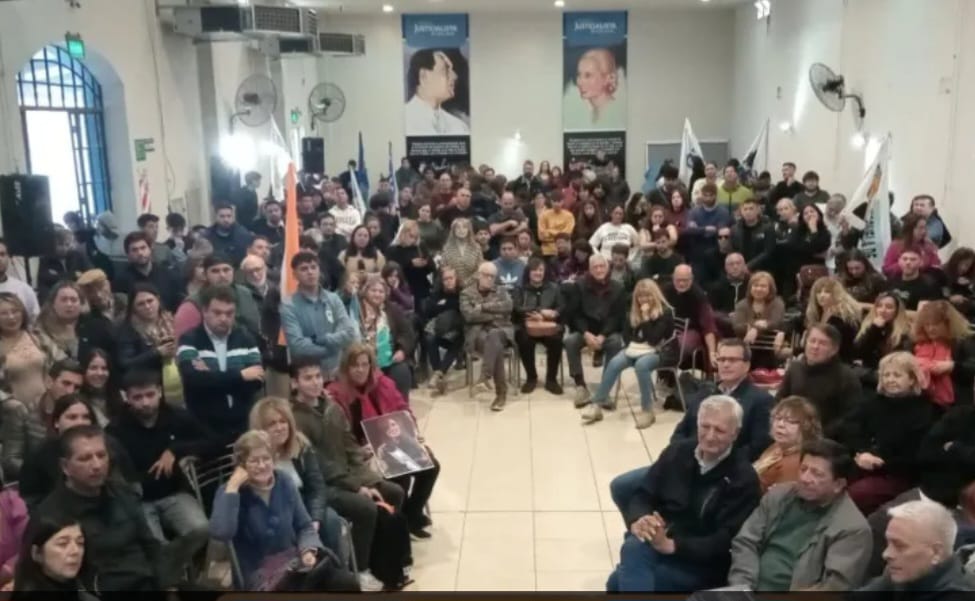Dirigentes y militantes, presentes en la sede del PJ local en respaldo a Cristina Fernández