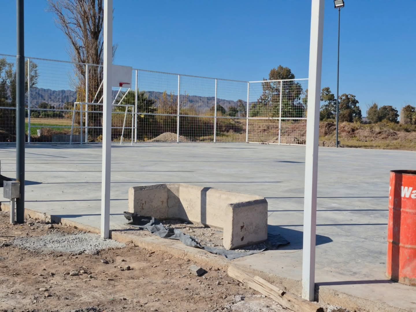 Avanza la construcción de un nuevo playón deportivo en el barrio San Isidro Labrador