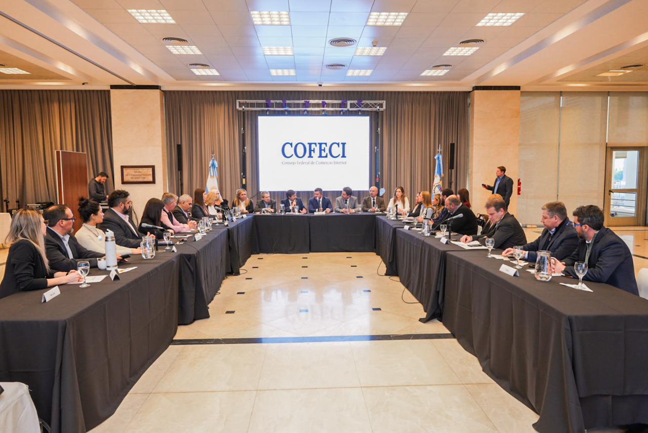 Orrego presenció reuniones de entidades nacionales clave para mejorar el comercio y consumo