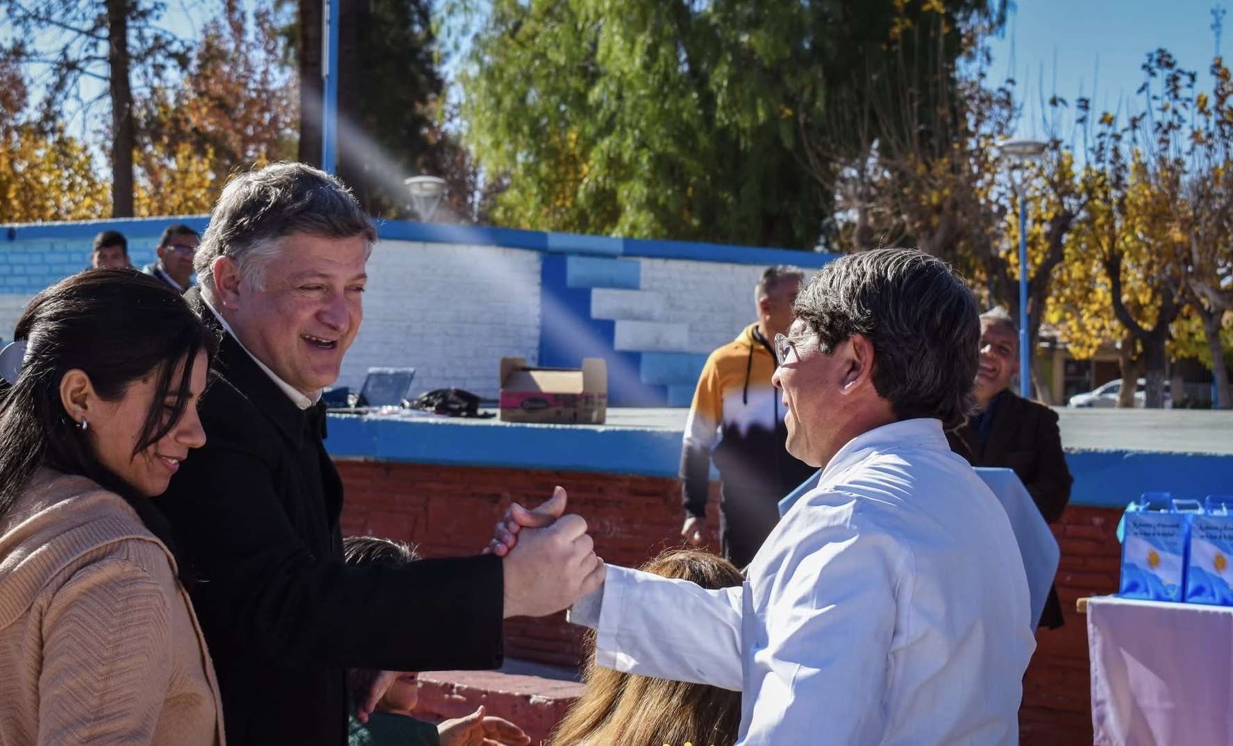 Entrega de medallas, bandas y órdenes de sonido para escuelas de 25 de Mayo