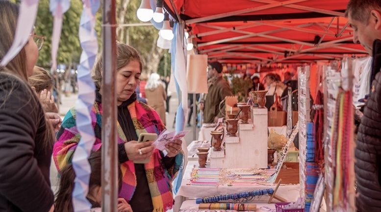 Atentos artesanos y emprendedores de 25 de Mayo