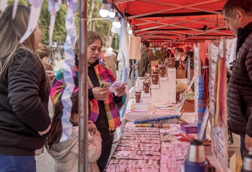 Atentos artesanos y emprendedores de 25 de Mayo