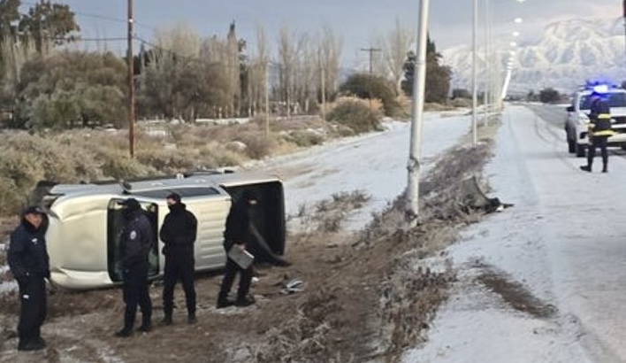 Camino al Hospital San Roque: tres profesionales de la salud volcaron por hielo en la calzada