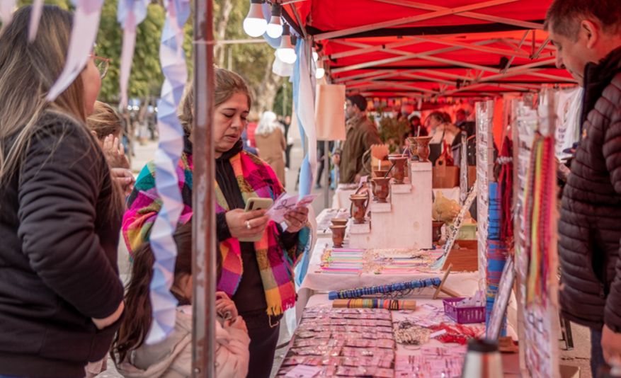 Atentos artesanos y emprendedores de 25 de Mayo