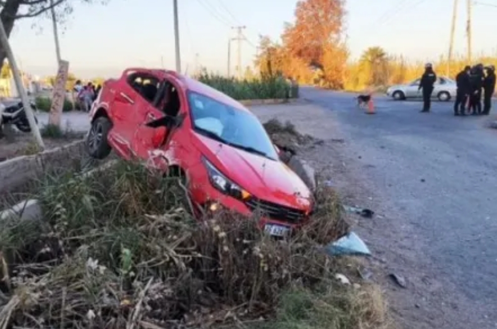 Un camión atropelló a un vehículo y lo desvió hasta una acequia: un menor terminó herido