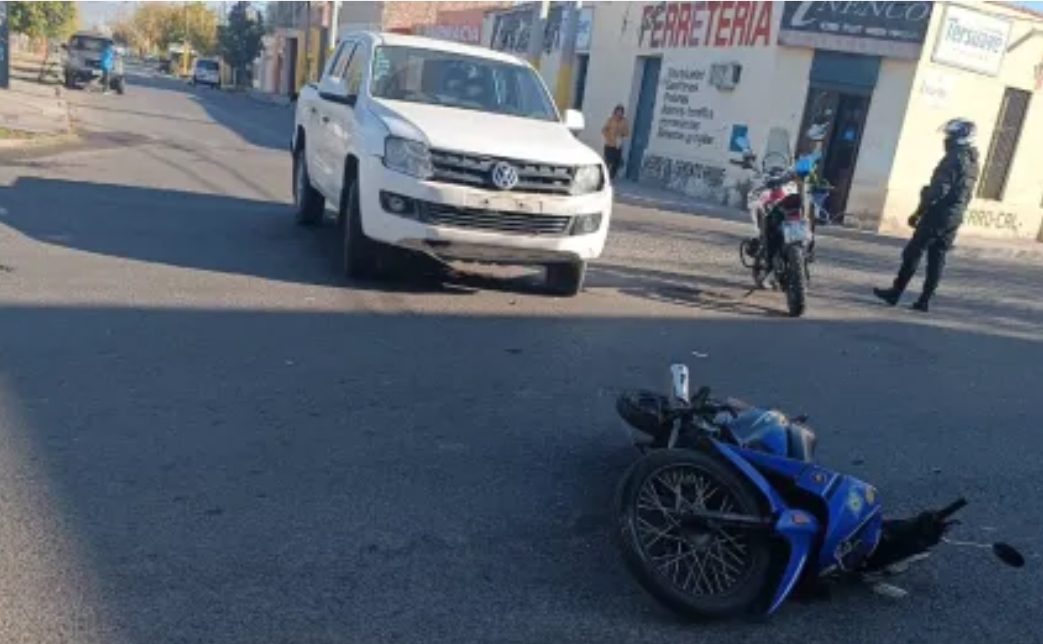 En Santa Lucía: Una motociclista fue atropellada por una camioneta