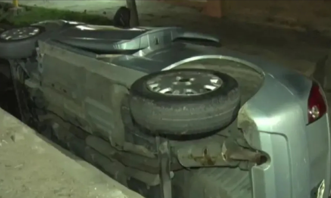 Intentó esquivar un auto y cayó a un canal con su hija
