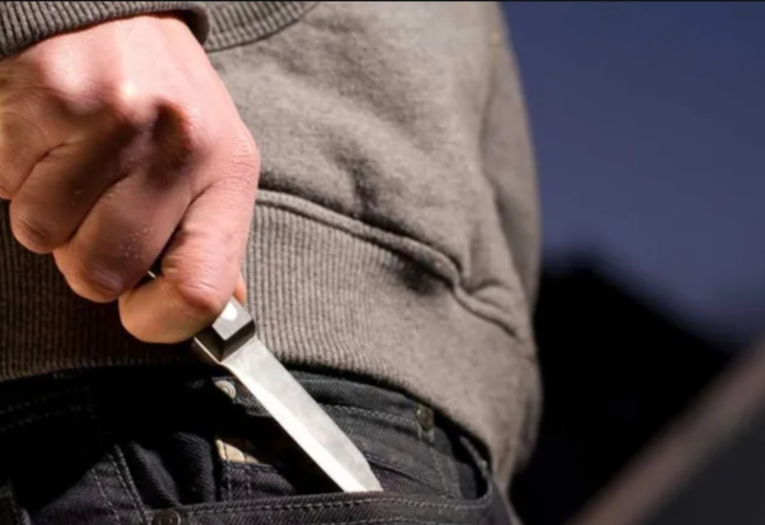 Un chico se resistió a un robo cuando iba a la escuela y recibió una puñalada