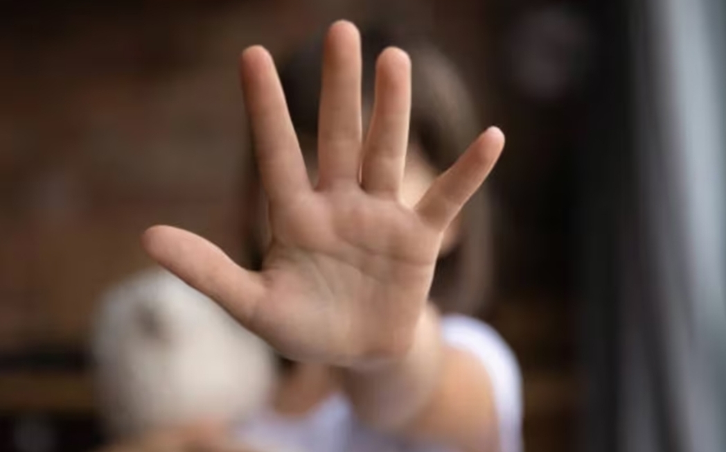 Lo condenaron por abusar a una niña durante tres años, pero no irá a la cárcel