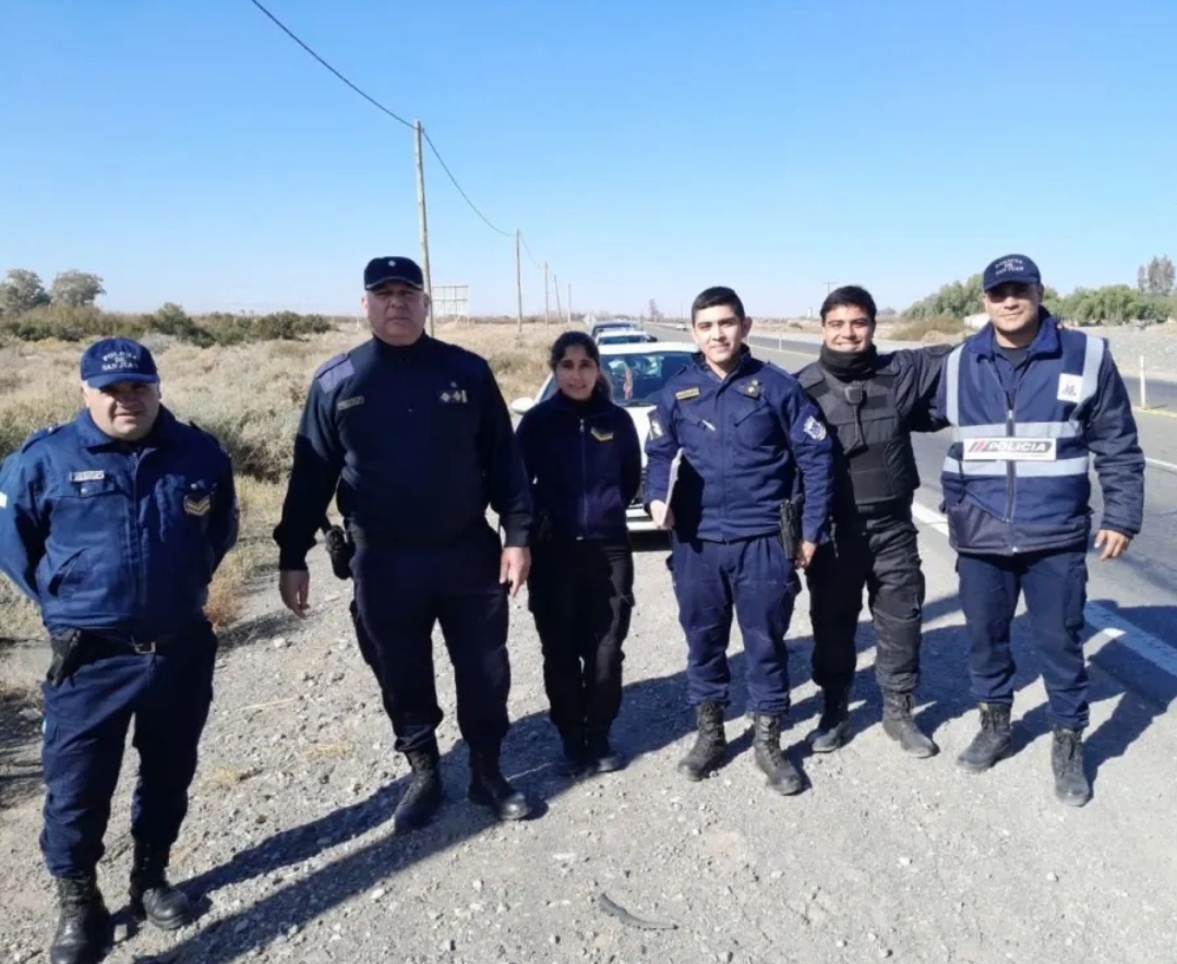 Rompió bolsa y tres agentes policiales la ayudaron