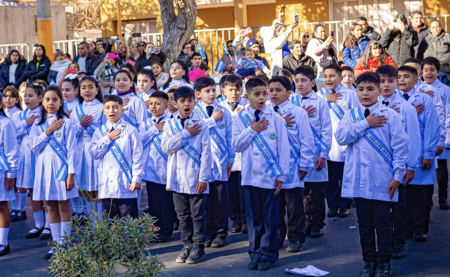 Más de 2.000 estudiantes de Santa Lucía prometieron y reafirmaron su lealtad a la Bandera Argentina