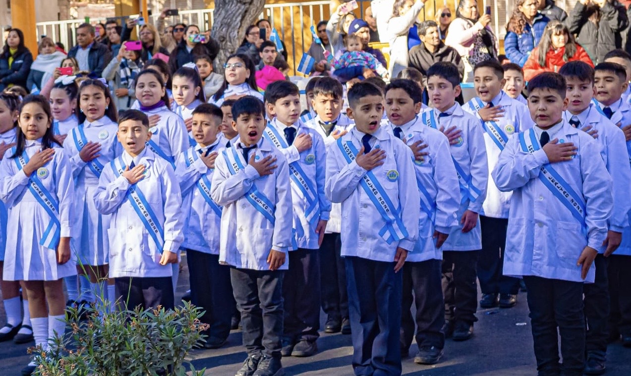 Más de 2.000 estudiantes de Santa Lucía prometieron y reafirmaron su lealtad a la Bandera Argentina