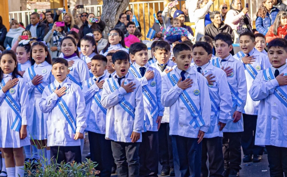 Más de 2.000 estudiantes de Santa Lucía prometieron y reafirmaron su lealtad a la Bandera Argentina