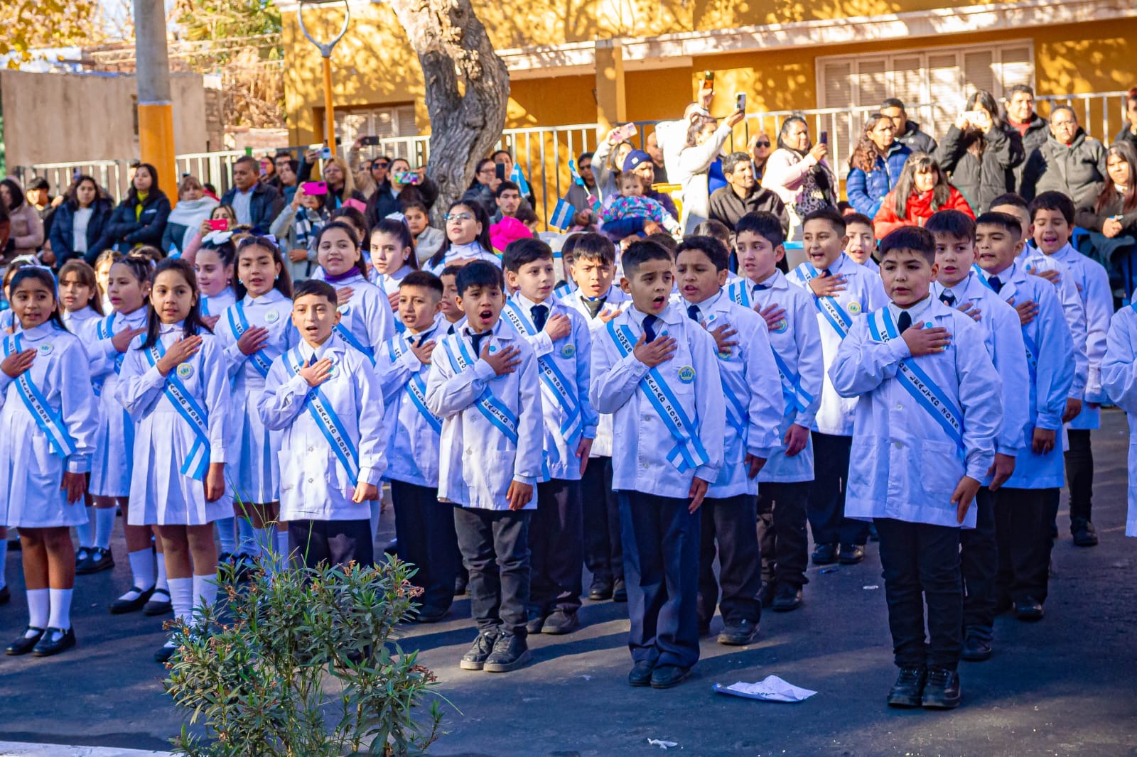 Más de 2.000 estudiantes de Santa Lucía prometieron y reafirmaron su lealtad a la Bandera Argentina