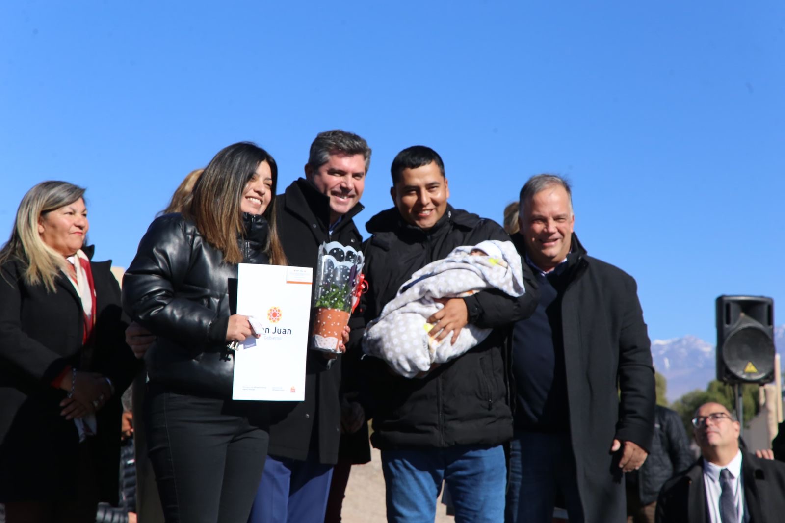 Orrego entregó las llaves de viviendas a familias de Calingasta