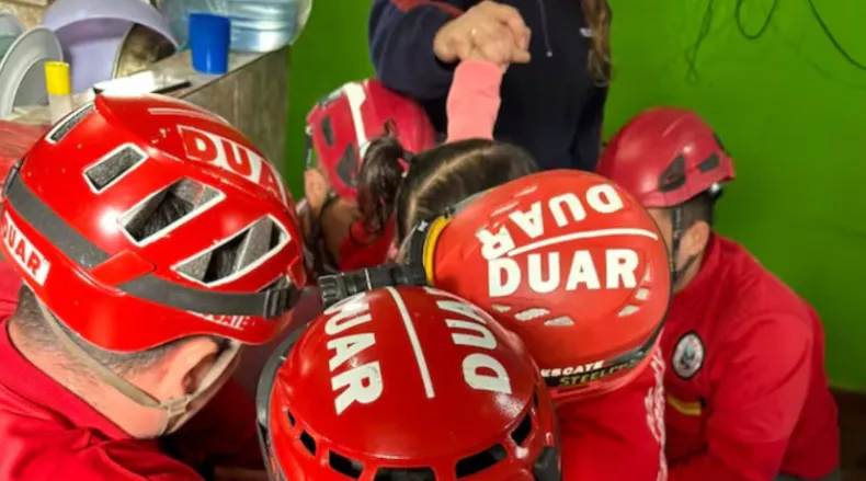 ¿Cómo pasó?: bomberos rescatan a nena de un secarropas