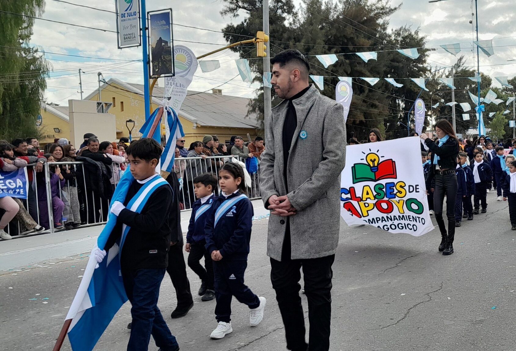El concejal que marcho junto a sus alumnos el 9 de Julio
