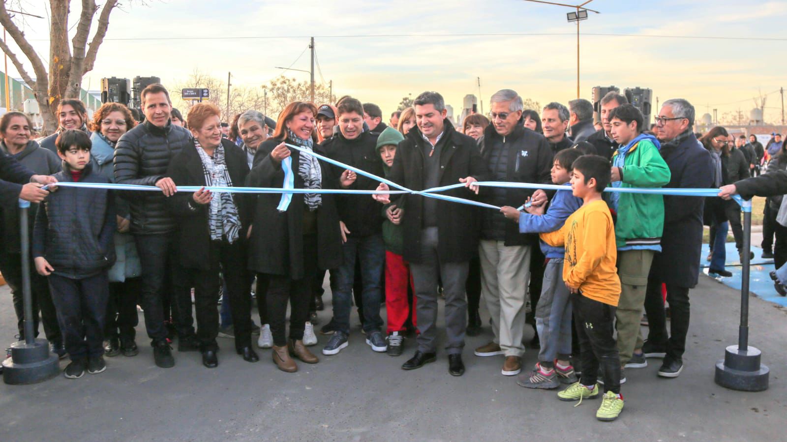 Orrego inauguró el pavimento en barrios de Santa Lucía