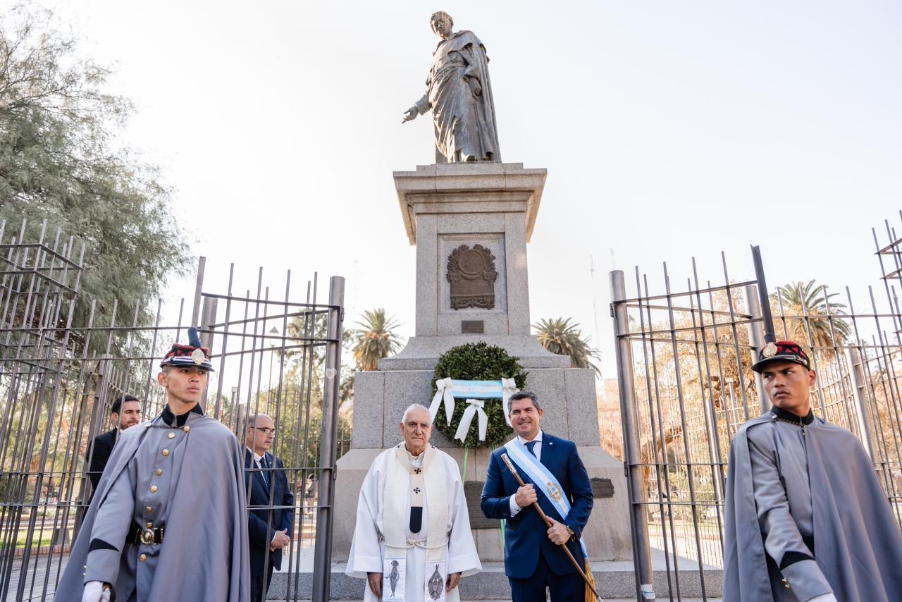 San Juan conmemoró el 209° aniversario de la Independencia con un emotivo acto encabezado por el gobernador Orrego
