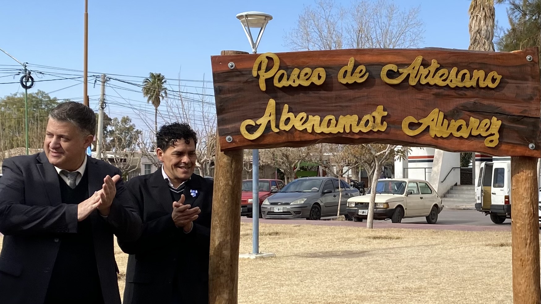 Las Casuarinas inauguró un paseo de artesanos en la plaza Narciso Laprida