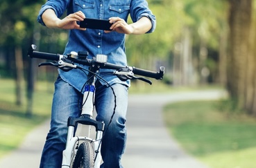 Ciclista distraído por el celular terminó impactando contra un auto