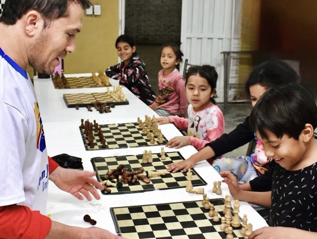 Santa Lucía impulsa talleres gratuitos de ajedrez para todas las edades