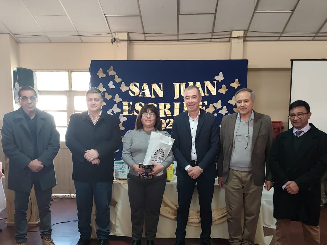 Fabián Martín visito 25 de Mayo, donde en la escuela Segundino Navarro lo recibieron cientos de jóvenes