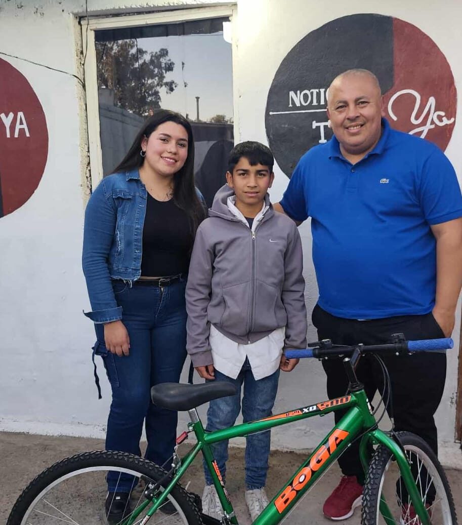 Agustín camina casi 5km. para llegar al colectivo que lo lleva al colegio y ahora es el ganador de una de las bicicleta que sorteamos en NYA