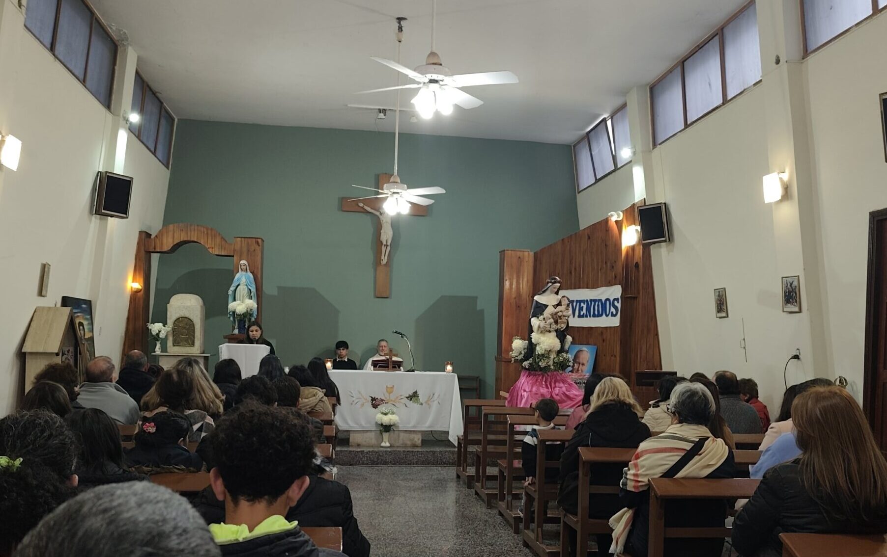 Se desarrolla la misa en honor a Santa Rosa de Lima en Chacritas y en instantes arrancan con el show artístico