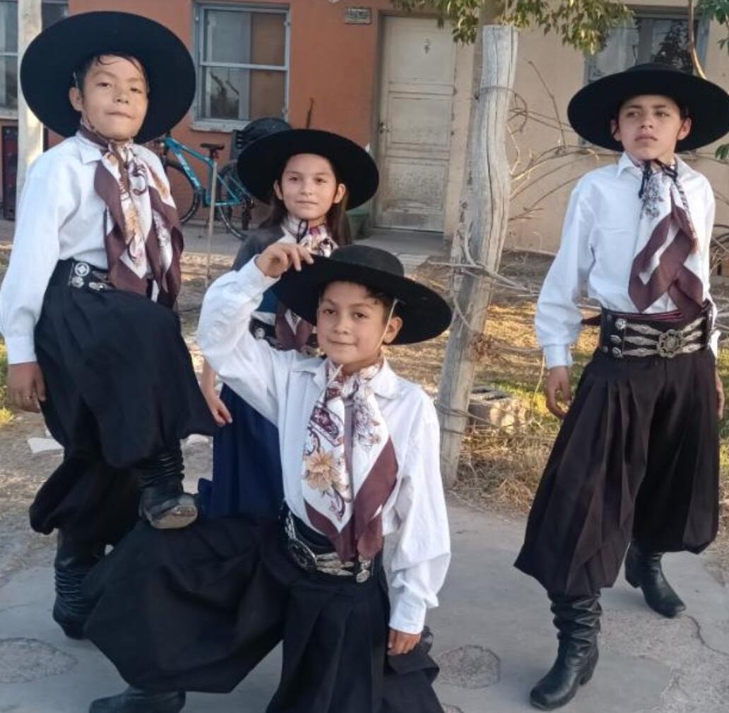 Son grandes bailarines de Malambo de 9 de Julio y representarán el departamento en Valle Fértil y después viajaran a Córdoba