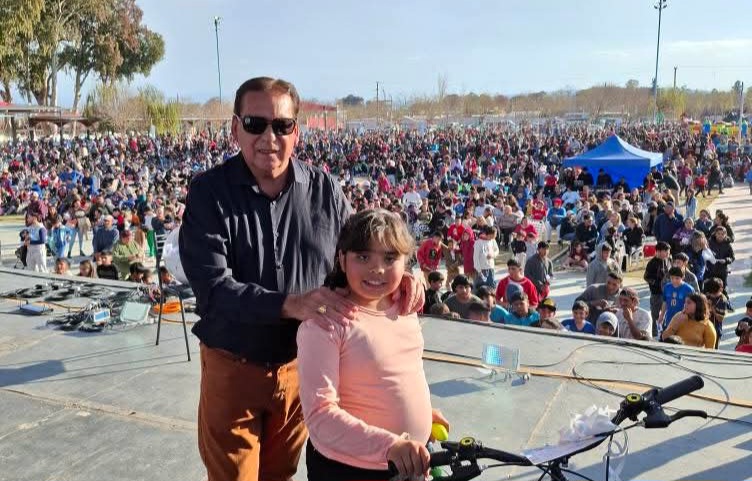 Multitudinario día del niño en Albardón