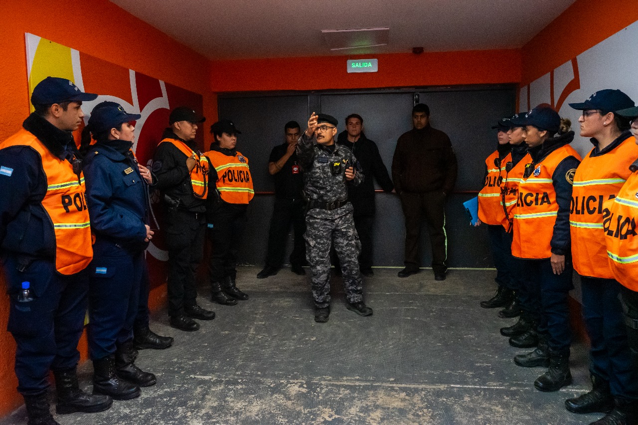 Actuación preventiva ante amenaza de bomba en el estadio Aldo cantoni
